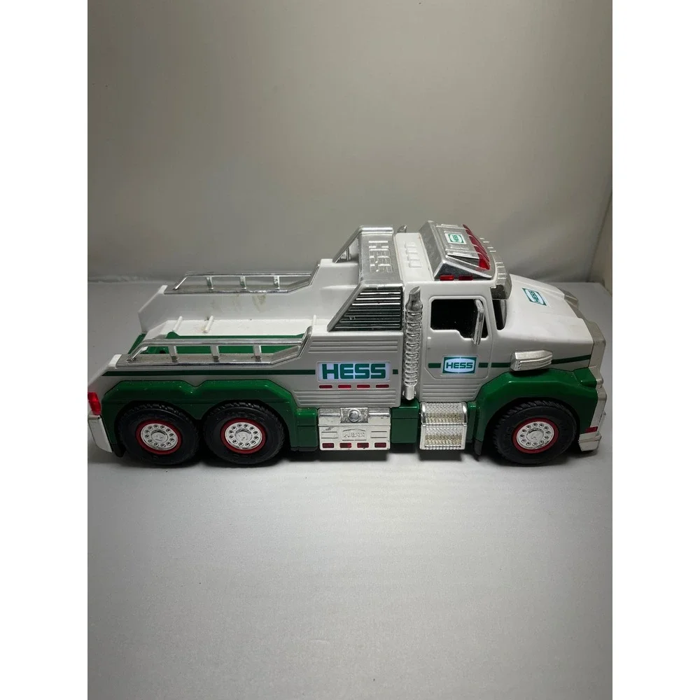 Hess Tow Truck Kids White‎ Green Plastic Classic 2019 Working Lights Collectible